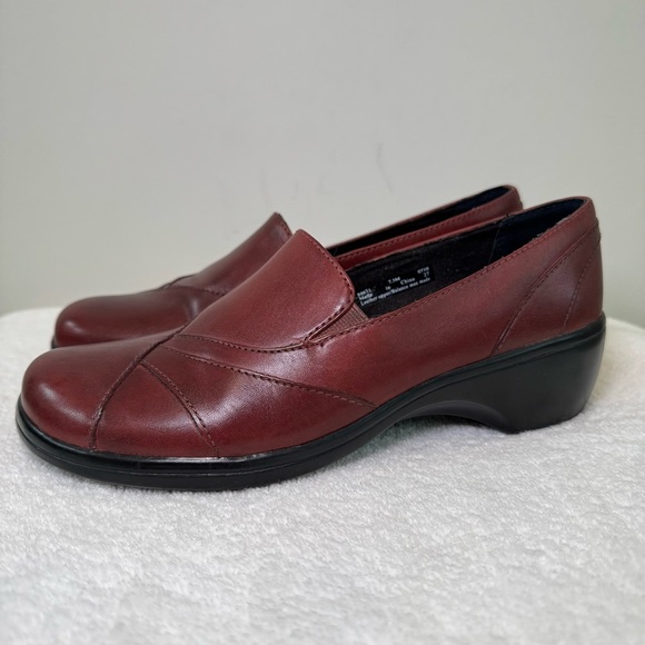 Clarks Womens size 7.5 Burgundy Leather Slip-On Casual Wedge‎ Loafers - Picture 2 of 8